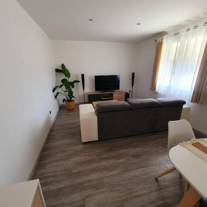 Joli Haut De Villa 3 Chambres Climatise Avec Jacuzzi 马里尼亚讷 外观 照片