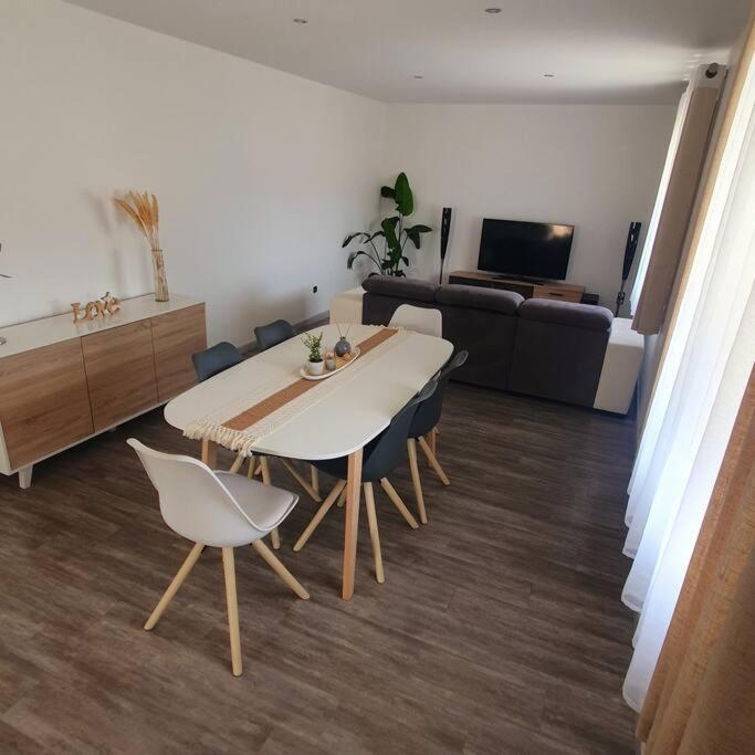 Joli Haut De Villa 3 Chambres Climatise Avec Jacuzzi 马里尼亚讷 外观 照片