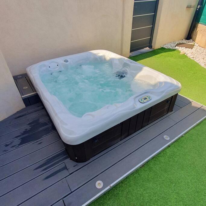 Joli Haut De Villa 3 Chambres Climatise Avec Jacuzzi 马里尼亚讷 外观 照片