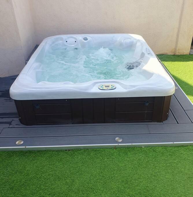 Joli Haut De Villa 3 Chambres Climatise Avec Jacuzzi 马里尼亚讷 外观 照片